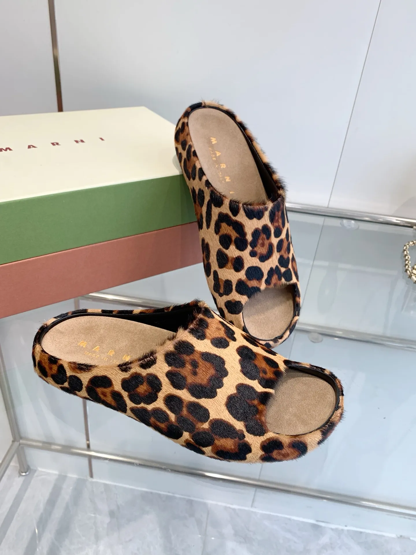 👟👟Ex-factory price 480👟👟 Men's size +10 Marni's new 🍌Banana slippers with mark thread hand-sewn LOGO, high-end style and cute footbed, MARNI's banana slippers are simply a fashion favorite to wear outside the home. You no longer have to worry about odor and foot sweat. Fabric: high mercerized cowhide suede. Lining: imported sheepskin lining. Foot pads: high mercerized cowhide suede. Outsole: Original molded rubber anti-slip outsole Female: 36-40 Male 40-46